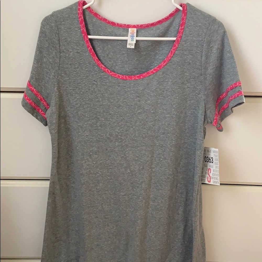Small Lularoe Classic Tee